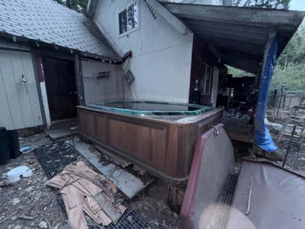 hot tub auction Alta California