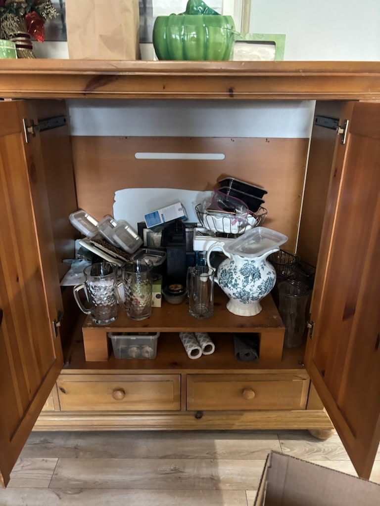 abandoned property auction kitchenware and cookware
