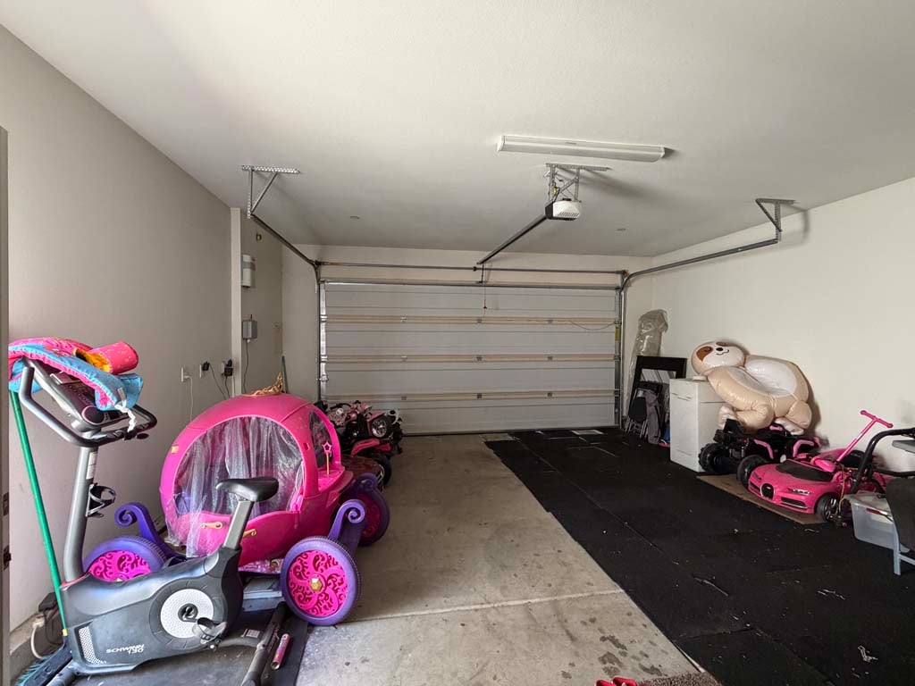 Gas grill and patio furniture in Ontario CA auction lot