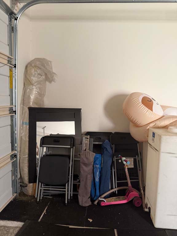 Lamps and household décor in abandoned property auction Ontario CA