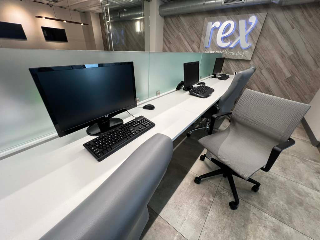 Computer monitors and office electronics in commercial auction
