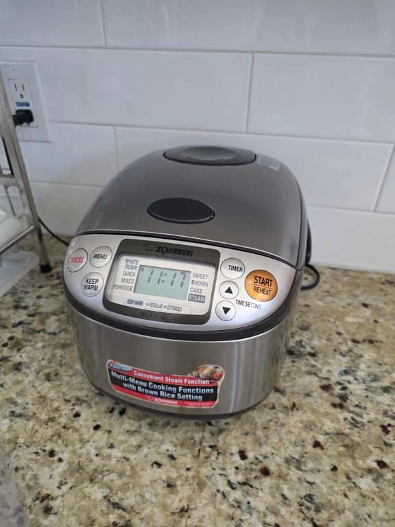 Rice cooker and electric kettle in household auction