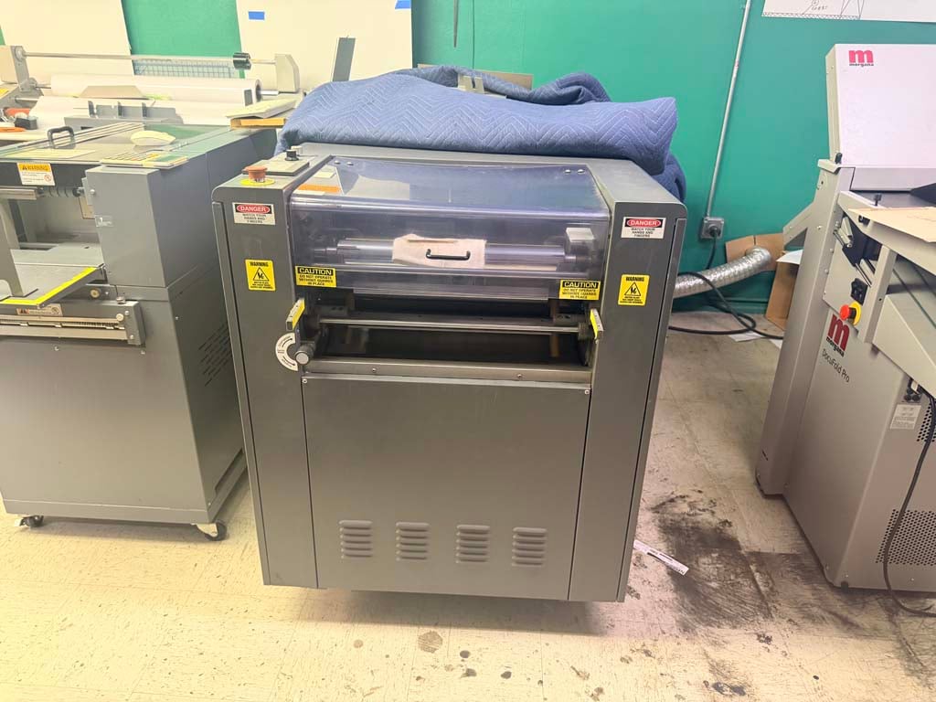 Print finishing machinery and hydraulic paper cutter