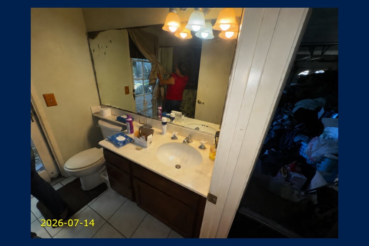 Glassware and kitchen contents in Pomona online auction