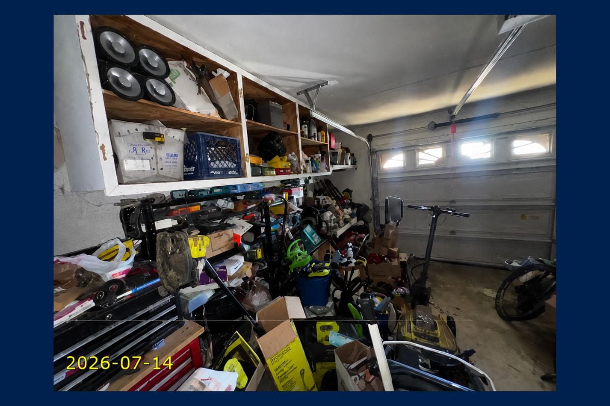 Online abandoned property auction in Pomona CA household contents