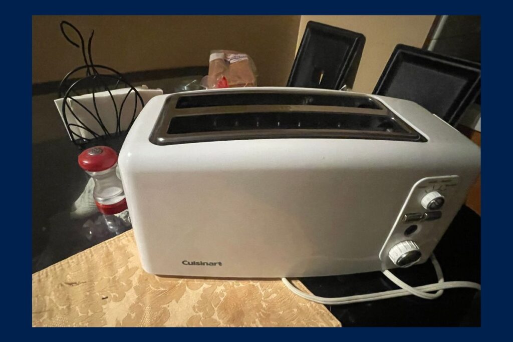 Microwave and kitchen appliances at Sun Valley CA auction